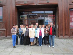 Uczestnicy wycieczki przed teatrem Baj Pomorski w Toruniu.