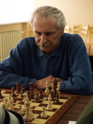 Jan Kiedrowicz przy szachownicy.