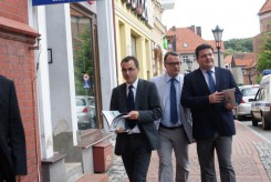 Od lewej: dyrektor Jan Szymański, poseł Marek Biernacki i wiceminister Paweł Orłowski. 