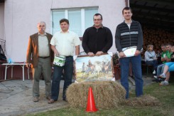 Zyciązcy konkursu rzutu kostką siana na odległość...