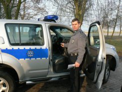 Nowy nabytek policji prezentuje jego użytkownik, mł. Aspirant Waldemar Goliński 