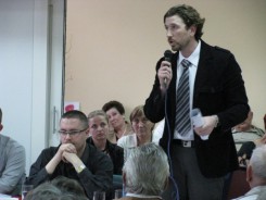 D. Pilacki przedstawia swoją kandydaturę do RN w SM podczas zebrania w świetlicy przy ul. Łanowej w czerwcu 2012.