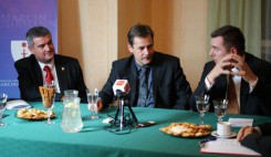 M.Wenta, A.Finster oraz A.Dolny podczas przedwyborczej debaty kanydatów na burmistrza w 2010 roku.