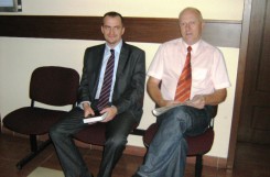 Marcin Wałdoch i Jacek Studziński czekają w korytarzu chojnickiego sądu na wznowienie dzisiejszej (21.08) rozprawy.
