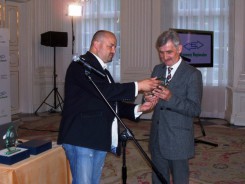 J. Zieliński odbiera nagrodę z rąk burmistrza Wilanowa L. Rakowskiego 5 czerwca podczas uroczystego ogłoszenia wyników. fot. UM. 
