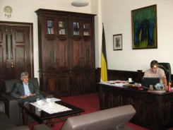 Burmistrz Arseniusz Finster zasiada za swoim biurkiem, na fotelu jego zastępca Jan Zieliński. 