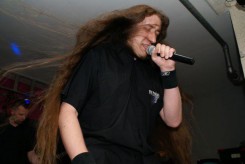 Na zdjęciu wokalista Chainsaw Maciej Koczorowski.