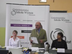 Od lewej kierownik biura OKPGSW Marta Zielińska, prof. nzw. dr Lechosław Gawrecki i słuchaczka Wioletta Melnyk.