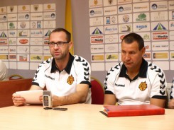 Od lewej: manager Marcin Synoradzki oraz trener Oleg Zozulya