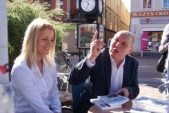 Katarzyna Świątkowska i Krzysztof Jackowski promowali swoją książkę dziś na chojnickim rynku.