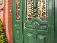 Drzwi wejściowe do urzędu miejskiego od strony Starego Rynku.
