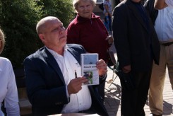 10 września Krzysztof Jackowski podpisywał swoją książkę na chojnickim rynku (fot. mz).