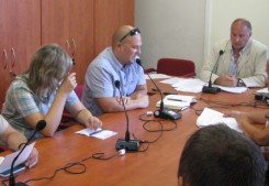 Radni z komisji sportu podczas obrad w lipcu 2011. Głos zabrał Dariusz Szczepański.