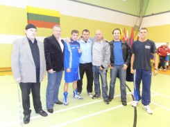 Na zdjęciu działacze UKS Ósemka: Edwin Rekowski, Andrzej Plata, Jacek Kloskowski, Rafał Olkowski, Radosław Krajewicz oraz Kazik i Marcin Łęgowscy.