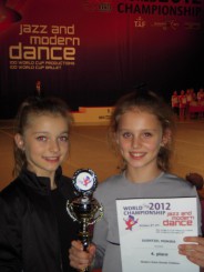 Od lewej Olga Szynwelska i Monika Guentzel z pucharem i dyplomem.