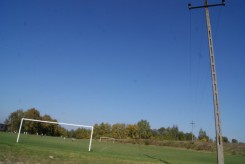 Linia 15 kV biegnie nad częścią szkolnego boiska w Charzykowach.