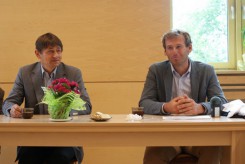 Wójt Zbigniew Szczepański i Mateusz Kusznierewicz podczas konferencji prasowej 12 czerwca. 