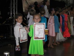 Na zdjęciu zdobywcy I miejsca w klasie H DO LAT 7 Kacper Józefowski i Joanna Orlikowska. 