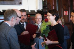 Nagrody wręczał burmistrz, jego zastępca Jan Zieliński, szef komisji edukacji Bogdan Kuffel i dyrektor wydziału edukacji Janusz Ziarno.