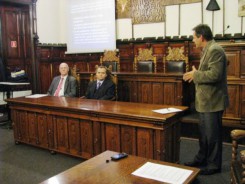 Burmistrz A.Finster podczas debaty nad inicjatywą PChS w lutym 2012. Siedzą od lewej Jacek Studziński oraz moderator debaty Mariusz Brunka.