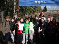 Drużyna chłopców z SP 5 razem z nauczycielem wychowania fizycznego Mirosławem Aleksandrowiczem.