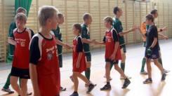 Piłkarze z ŚDS i gimnazjaliści dziękują sobie za mecz.