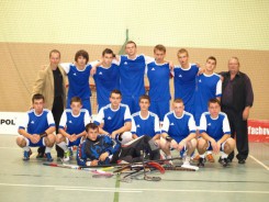 Drużyna Orionka Ogorzeliny wraz z trenerem Markiem Lemańczykiem.