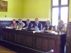 Prezydium Rady Powiatu Chojnickiego podczas obrad sierpniowej sesji.
