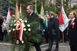 Władze powiatu chojnickiego składają kwiaty przy pomniku ofiar faszyzmu hitlerowskiego.