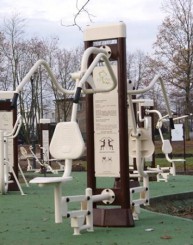 Można już poćwiczyć na siłowni terenowej w parku.