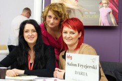 'Przedsiębiorcze' fryzjerki, od lewej: Dagmara Włoch i Daria Michałkowska oraz ich 'modelka' (u góry).