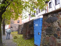 W 2012 roku ustawiono przy średniowiecznych murach przenośną toaletę.