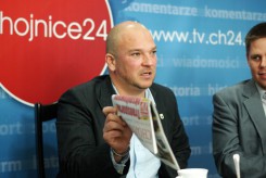 Dariusz Szczepański z egzemplarzem naszego bezpłatnego informatora w czasie dyskusji o transparencie z 11 listopada.