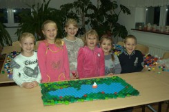 Dzieci z Silna w swojej pracy wykorzystały plastikowe nakrętki.