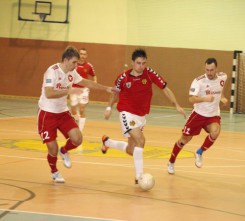 Na zdjęciu: przy piłkce Dominik Solecki