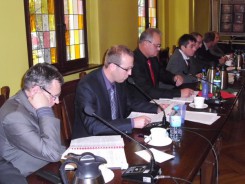 Radny Wojciech Rolbiecki (drugi od lewej) w trakcie składania interpelacji na sesji Rady Powiatu z 25.10.2012