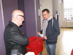 Marcin Wałdoch głosuje na I posiedzeniu Rady Strategi w marcu 2012