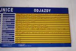 Tablica z rozkładem jazdy PKP w holu chojnickiego dworca. Fot. z 11.2012
