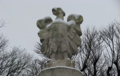 Orzeł na pomniku Ofiar Zbrodni Hitlerowskich jeszcze bez korony. Fot. ze stycznia 2012.