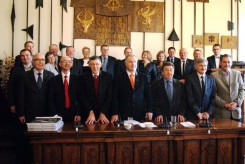 Miejscy radni po zakończeniu sesji z 21 grudnia 2012 roku.