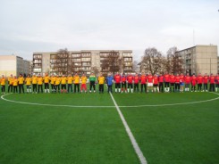 Obie drużyny przed pierwszym w 2013 roku meczem, który rozegrano na boisku Modrak.