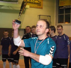 Na zdjęciu: Jacek Burglin odbierający statuetkę najlepszej drużyny ligi