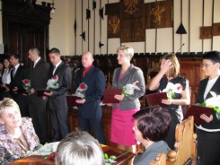 Nauczyciele w dniu swego święta odbierają nagrody w sali obrad rady miejskiej - 10/2011 r.