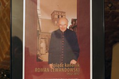 Wystawa okolicznościowa os. kan. Romanie Lewandowskim była w podziemiach kościoła gimnazjalnego.