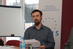 Radosław Sawicki na styczniowej konferencji prasowej PChS.