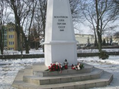 Pomnik na cmentarzu żołnierzy radzieckich po uroczystościach z 14.02.2012 roku.