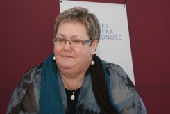Przewodnicząca PChS Barbara Strzałkowska na konferencji prasowej w salce miejskiego stadionu.