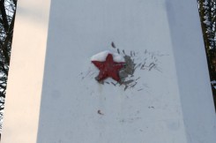Czerwona gwiazda na pomniku oparła się próbie kradzieży.