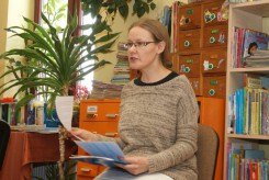 Tłumaczka i filozofka Ewa Drzazgowska warsztaty prowadzi w bibliotece miejskiej.