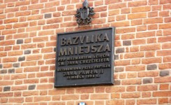 Okolicznościowa tablica z okazji ustanowienia Bazyliki Mniejszej. 